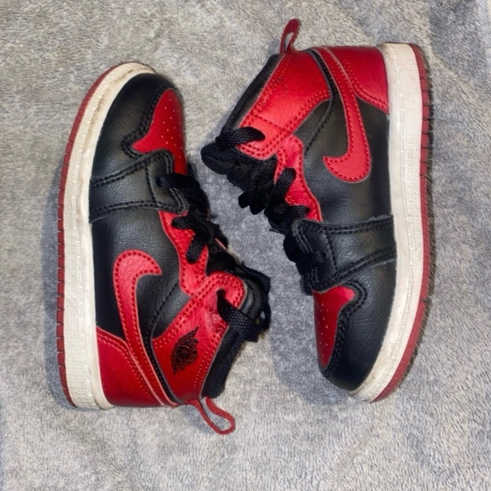 Jordan 1 size 8c black and red ( no insole )